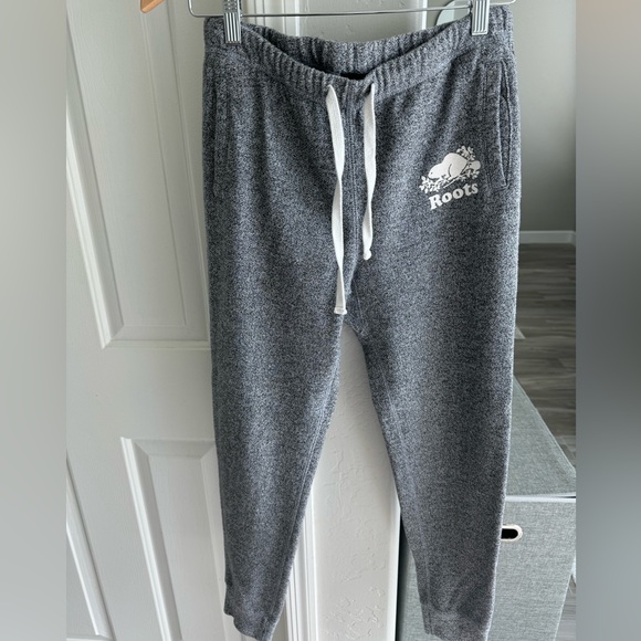 Roots sweatshirt and sweatpant set size small LNWOT - Picture 9 of 12